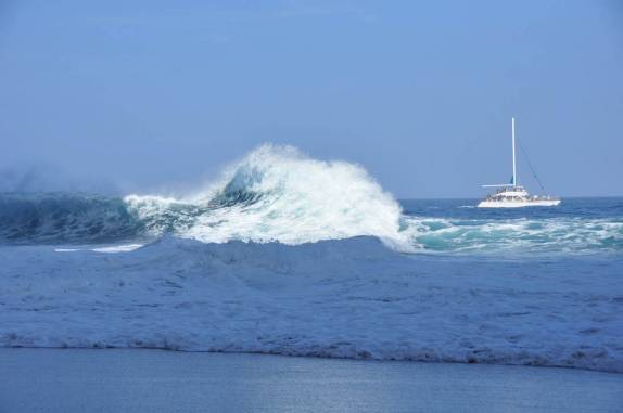 Não é a toa que os barcos não chegam até a praia nessa época do ano, na kalalau beach, na Na'Pali Coast, costa norte de Kauai, no Havaí